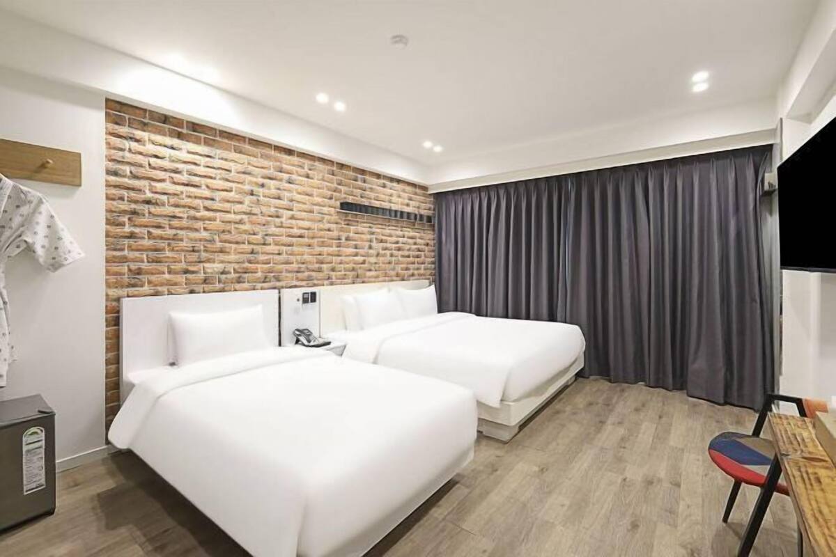 2 quartos, individualmente decorados, individualmente mobiliados