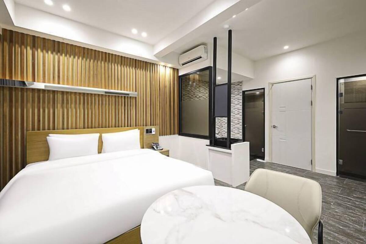 2 quartos, individualmente decorados, individualmente mobiliados