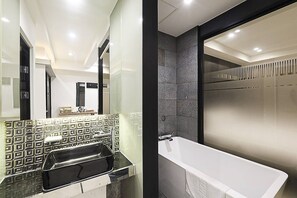 Habitación doble superior | Baño | Tina y regadera independientes y amenidades de baño de diseñador 
