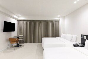 Deluxe Twin Room | Individually decorated, individually furnished, desk, blackout curtains