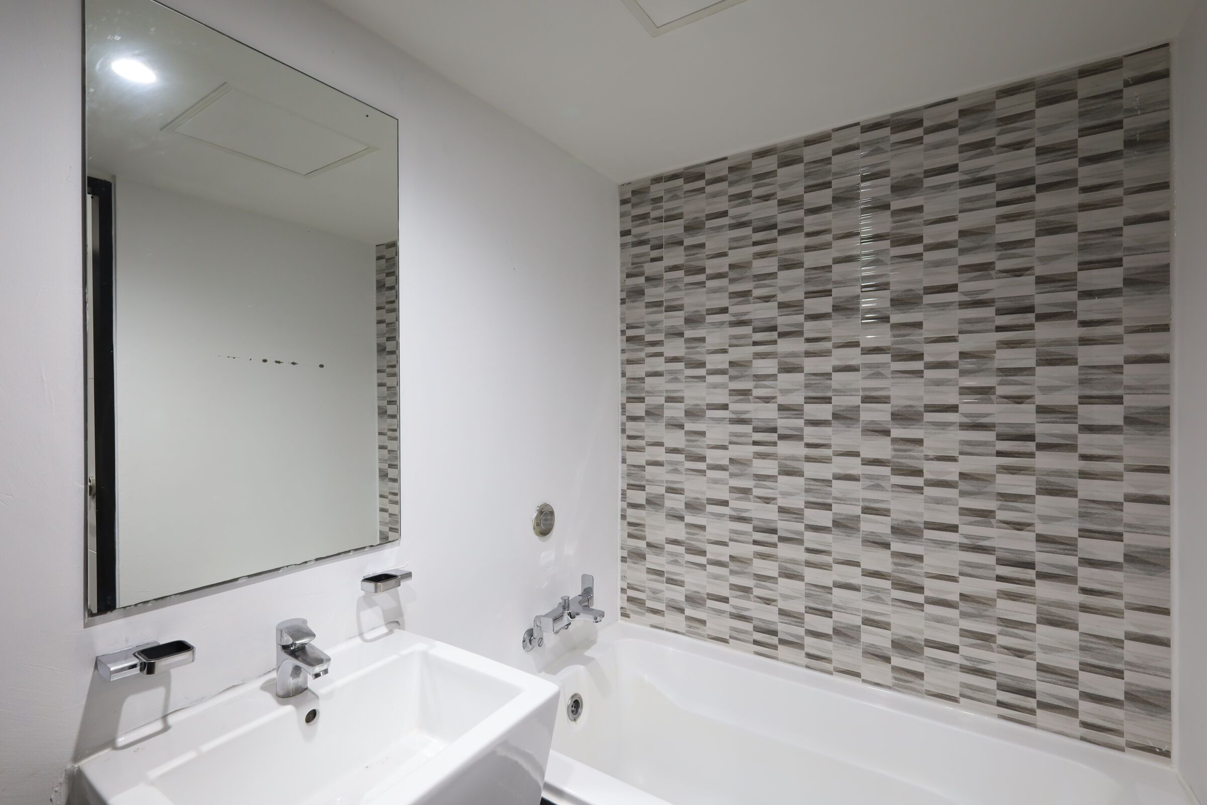 deluxe double room | 2 bedrooms, individually decorated, individually furnished, desk