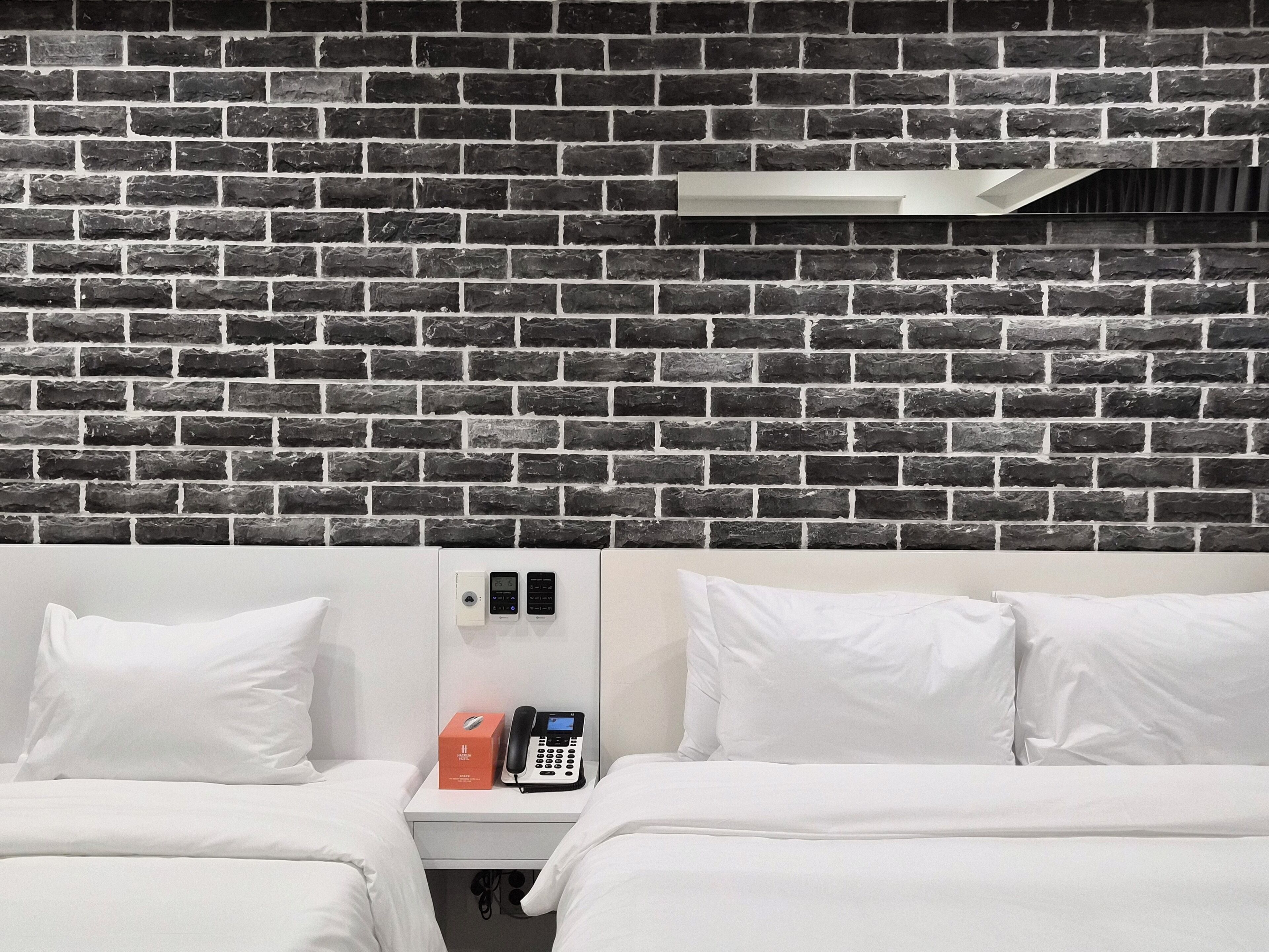 Habitación estándar con 2 camas individuales | Decoración individual, mobiliario individual, escritorio