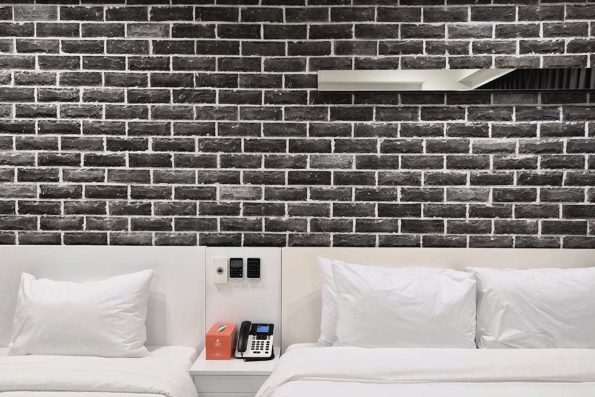 Habitación estándar con 2 camas individuales | 2 habitaciones, decoración personalizada y muebles diferentes