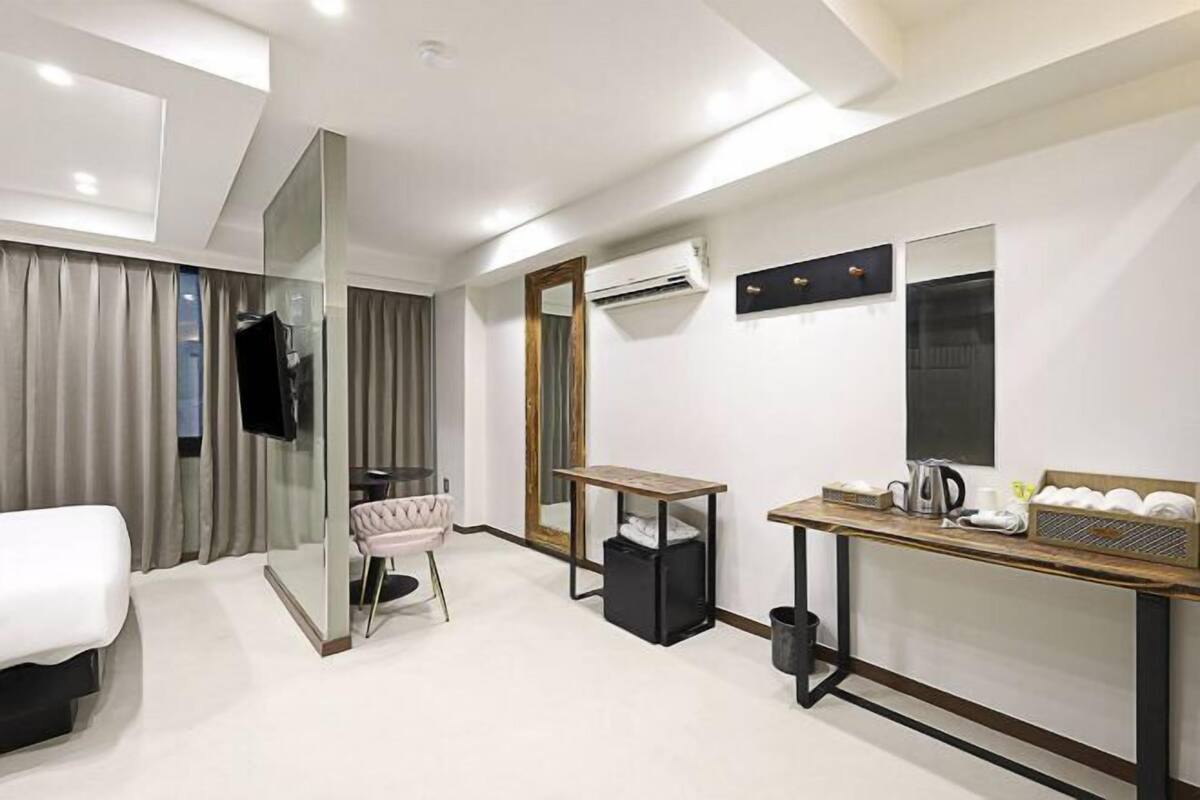 2 quartos, individualmente decorados, individualmente mobiliados