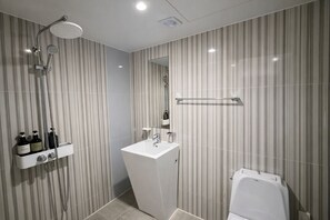 Habitación estándar con 2 camas individuales | Baño | Tina y regadera independientes y amenidades de baño de diseñador 