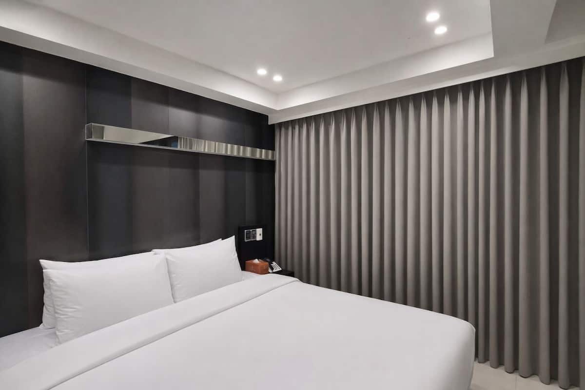 Habitación doble superior | Decoración personalizada, muebles diferentes y escritorio