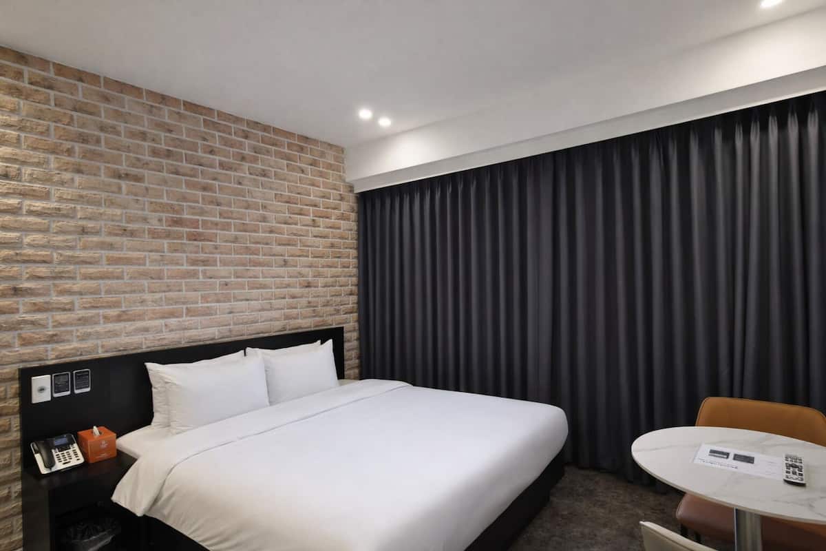 Habitación doble estÔndar | Decoración personalizada, muebles diferentes y escritorio