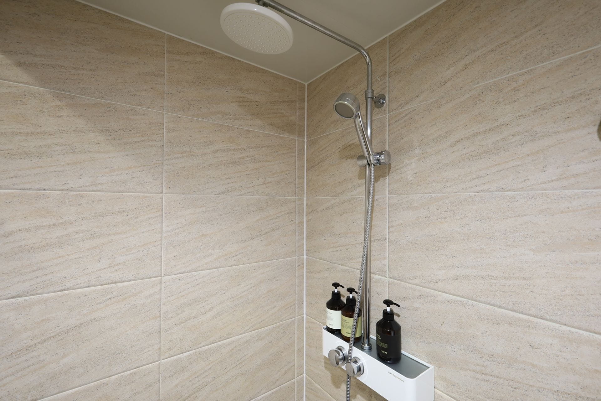 standard double room | bathroom | separate bathtub and shower, designer toiletries, hair dryer, bathrobes