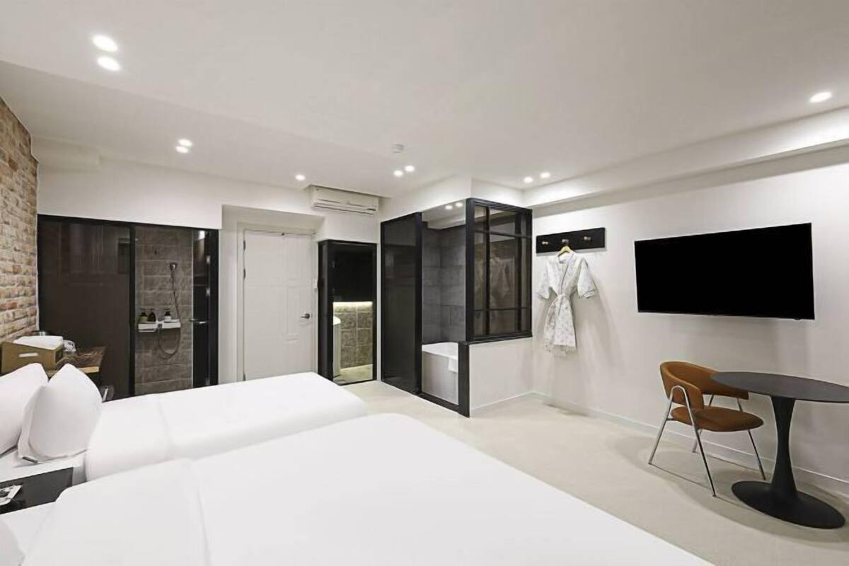 2 quartos, individualmente decorados, individualmente mobiliados