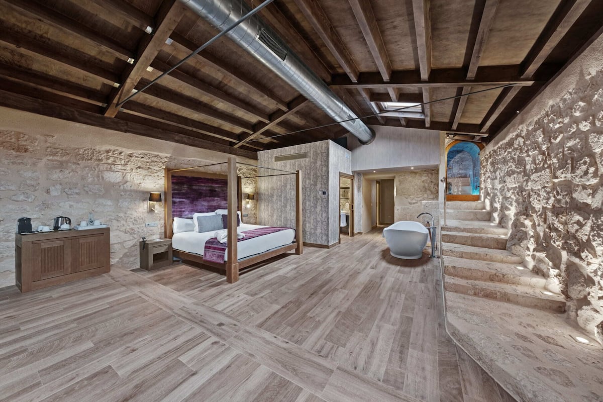 Suite (Suite Tesoro) | 1 bedroom, premium bedding, down comforters, minibar