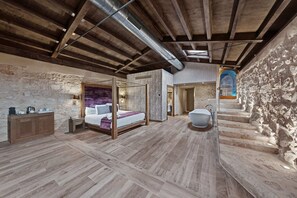 套房 (Suite Tesoro) | 高級寢具、羽絨被、迷你吧、房內夾萬