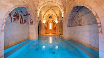 Un sauna, una bañera de hidromasaje, baño turco, baño turco/hammam