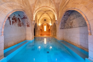 Un sauna, una bañera de hidromasaje, baño turco, baño turco/hammam