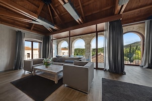 Ropa de cama de alta calidad, cubrecamas y minibar 