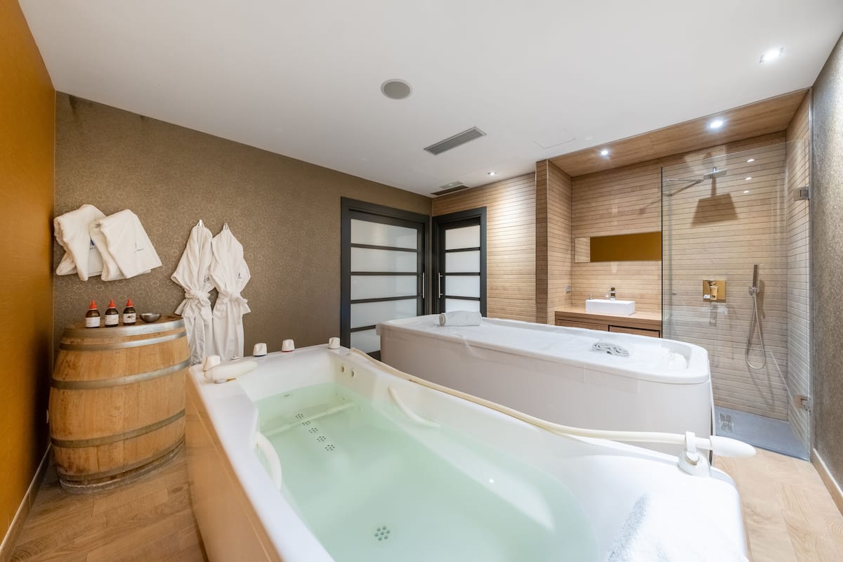 sauna, hot tub, steam room, turkish bath/hammam, body treatments