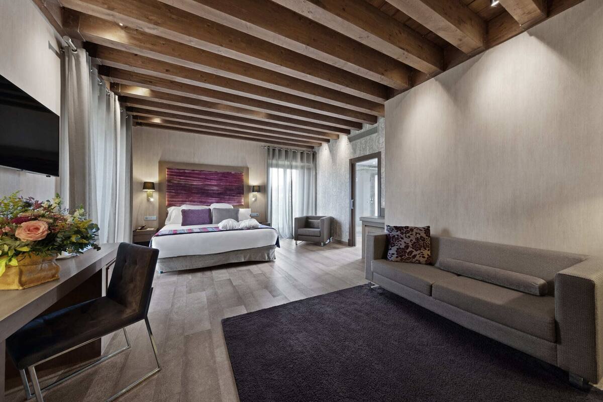 junior suite | 1 bedroom, premium bedding, down duvets, minibar