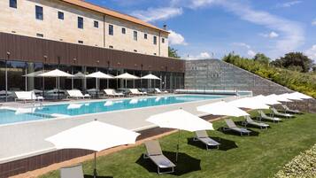 Una piscina cubierta, una piscina al aire libre