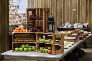 Petit déjeuner buffet (30 EUR par personne)