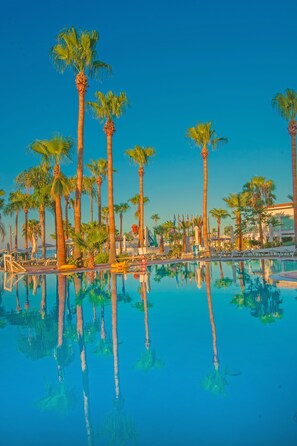 Outdoor pool, pool umbrellas, pool loungers - Marlita Beach Hotel Apartments (Paralimni)