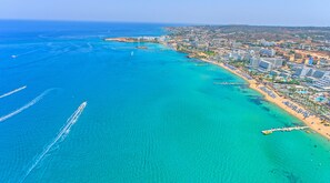 På stranden, solstolar och parasoller