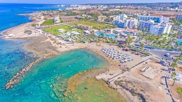En la playa, camastros y sombrillas