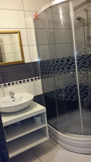 Ducha, artículos de higiene personal gratuitos y secador de pelo