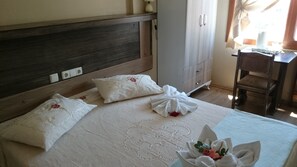 客房内保险箱、办公桌、免费 WiFi