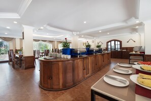 Petit déjeuner continental (6 USD par personne)