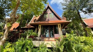 A traditional wooden house surrounded by lush greenery. - Chivapuri Beach Resort (Ko Chang)
