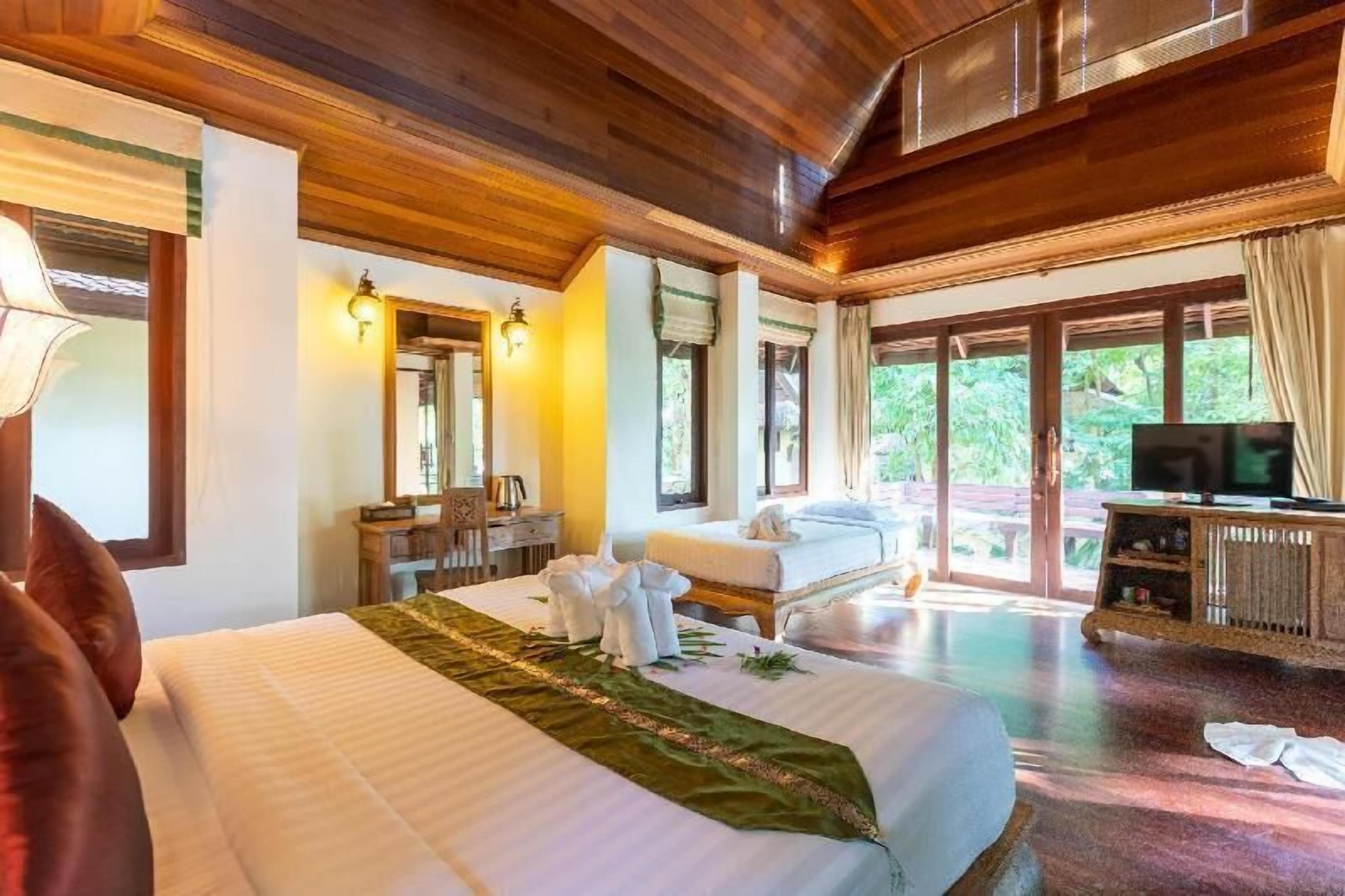 Minibar, Zimmersafe, Schreibtisch, Verdunkelungsvorhänge