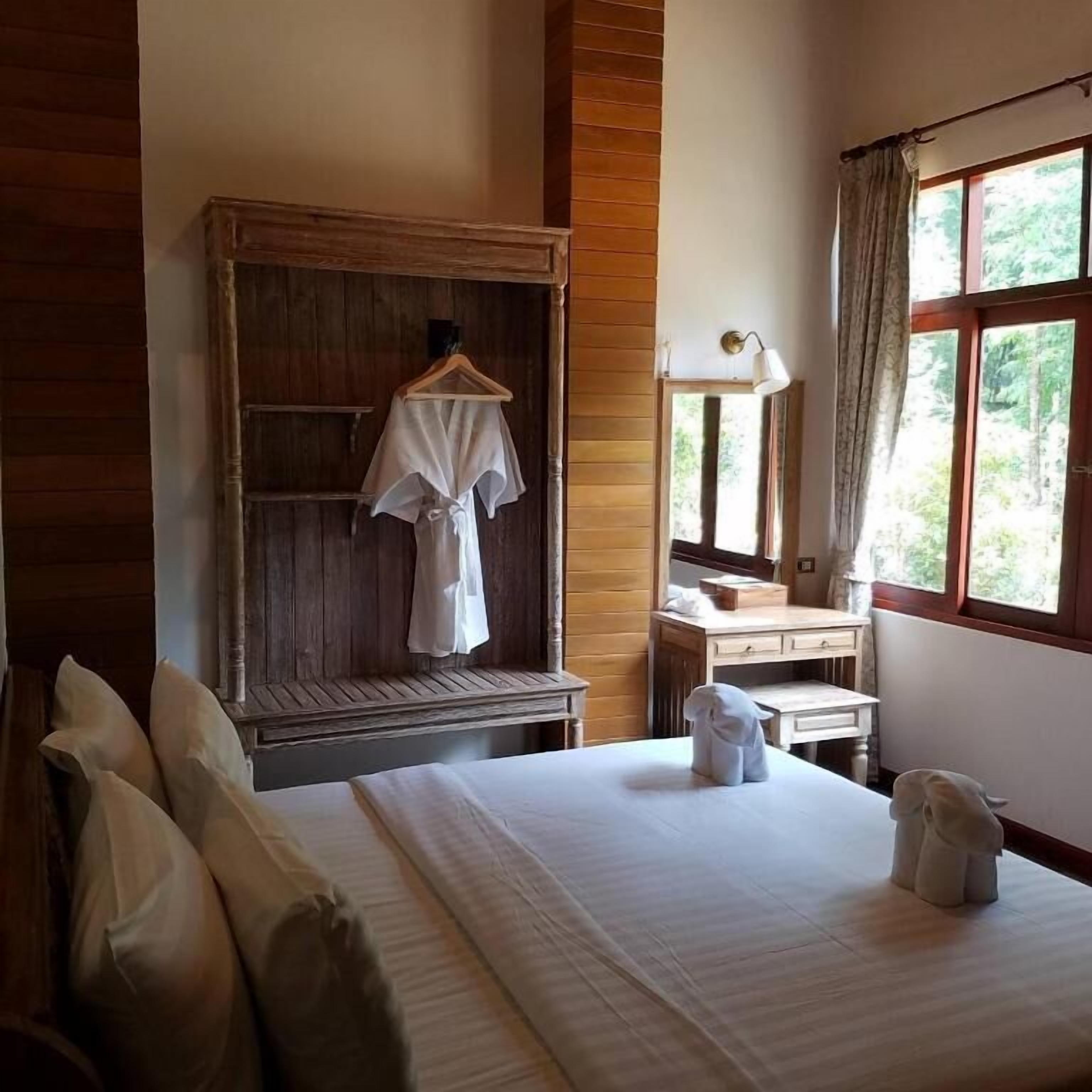 executive suite, 2 bedrooms | minibar, in-room safe, desk, blackout curtains