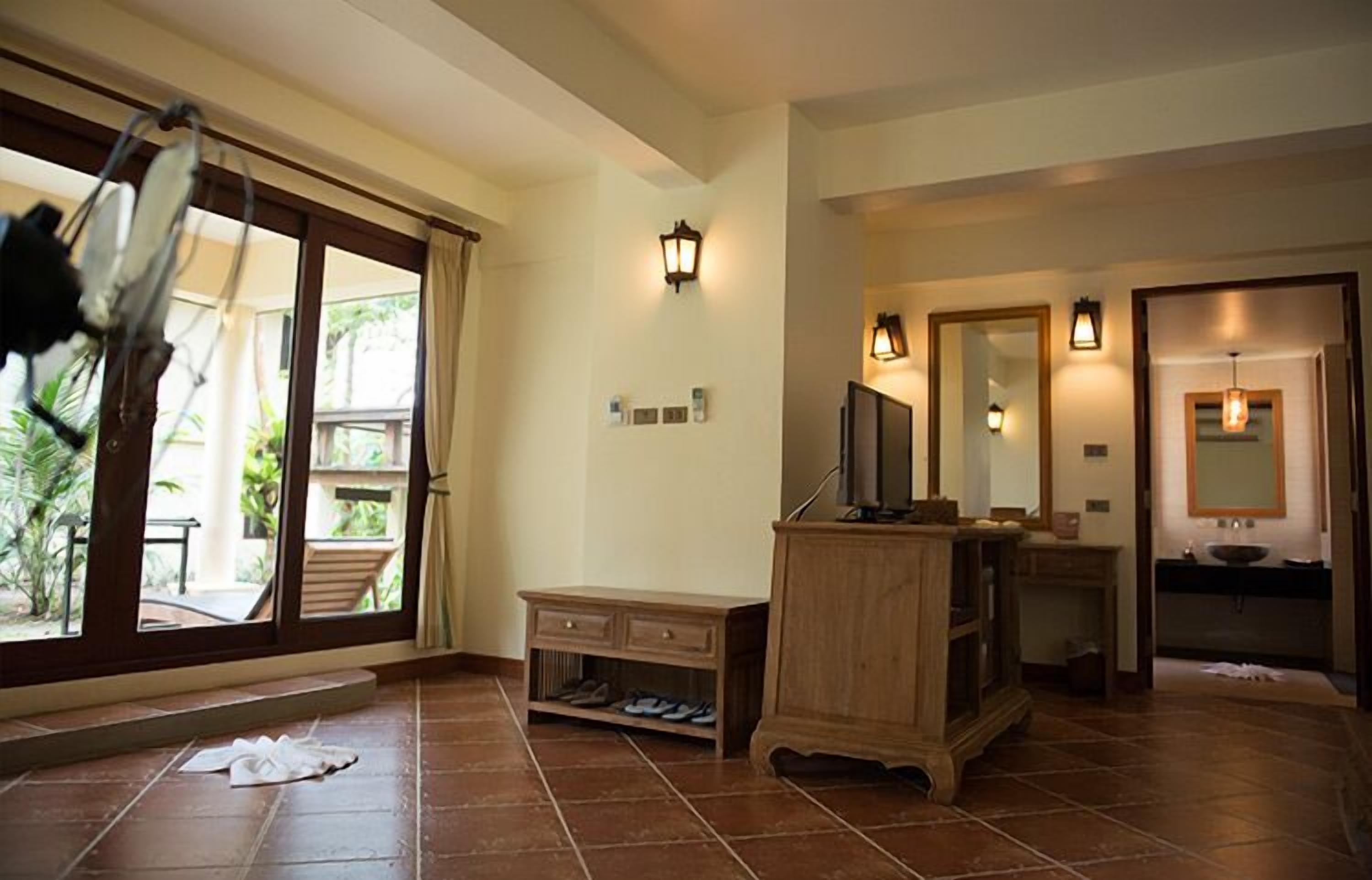 garden deluxe room | minibar, in-room safe, desk, blackout curtains