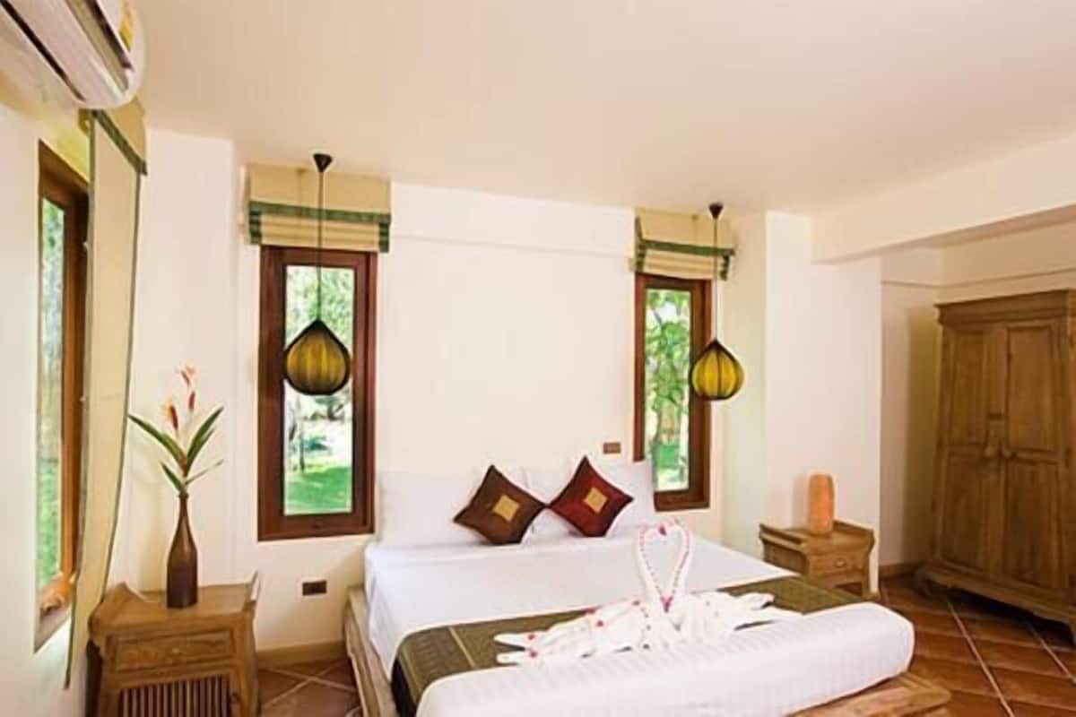 Minibar, värdeförvaringsskåp på rummet och skrivbord