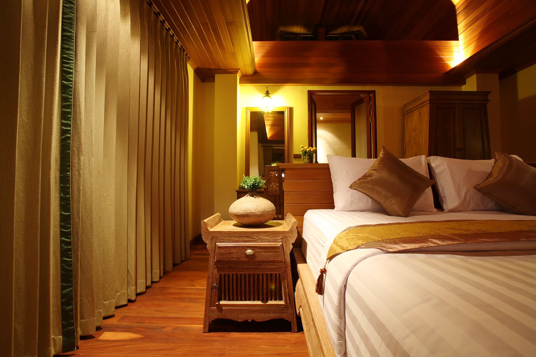 junior suite | minibar, in-room safe, desk, blackout curtains