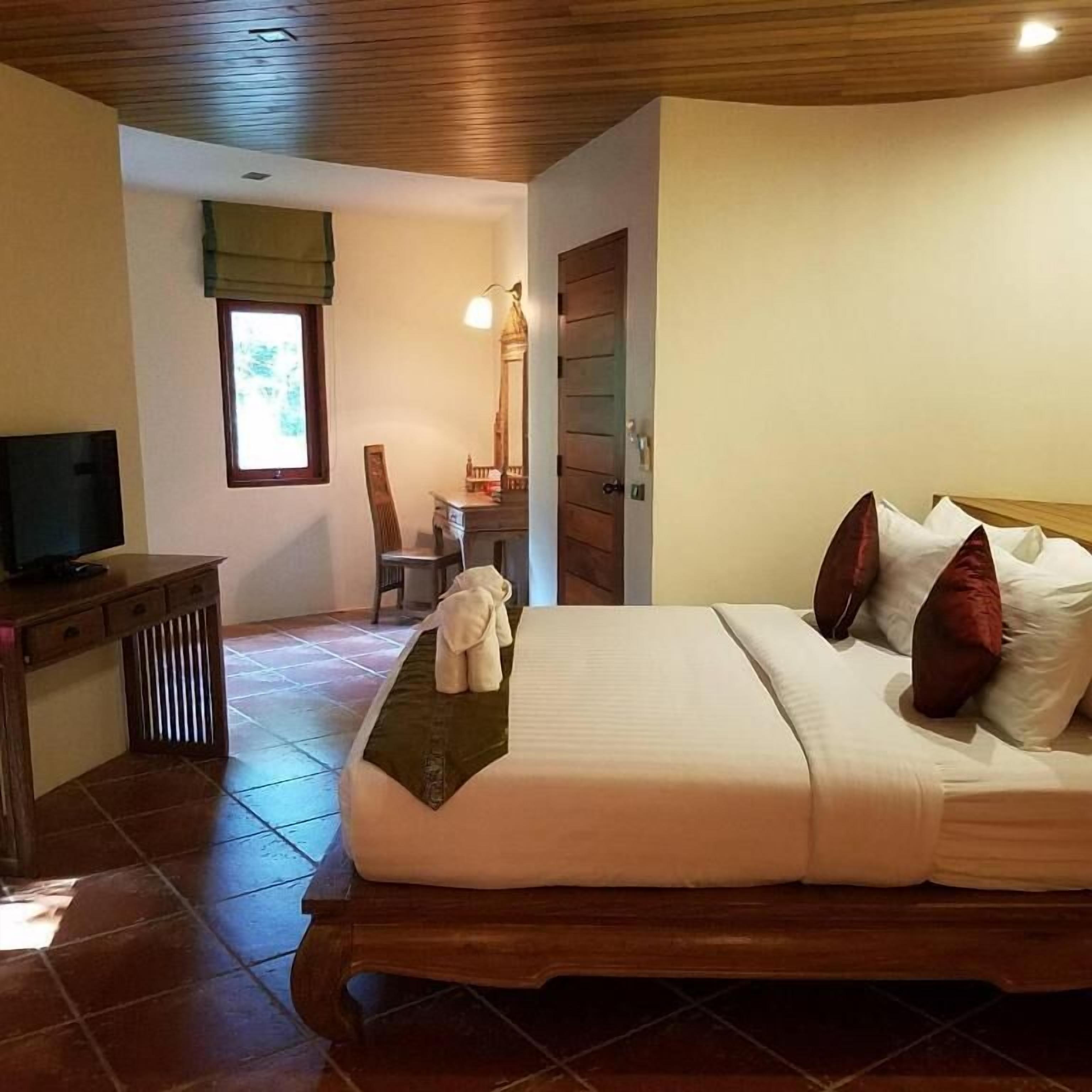 Minibar, Zimmersafe, Schreibtisch, Verdunkelungsvorhänge