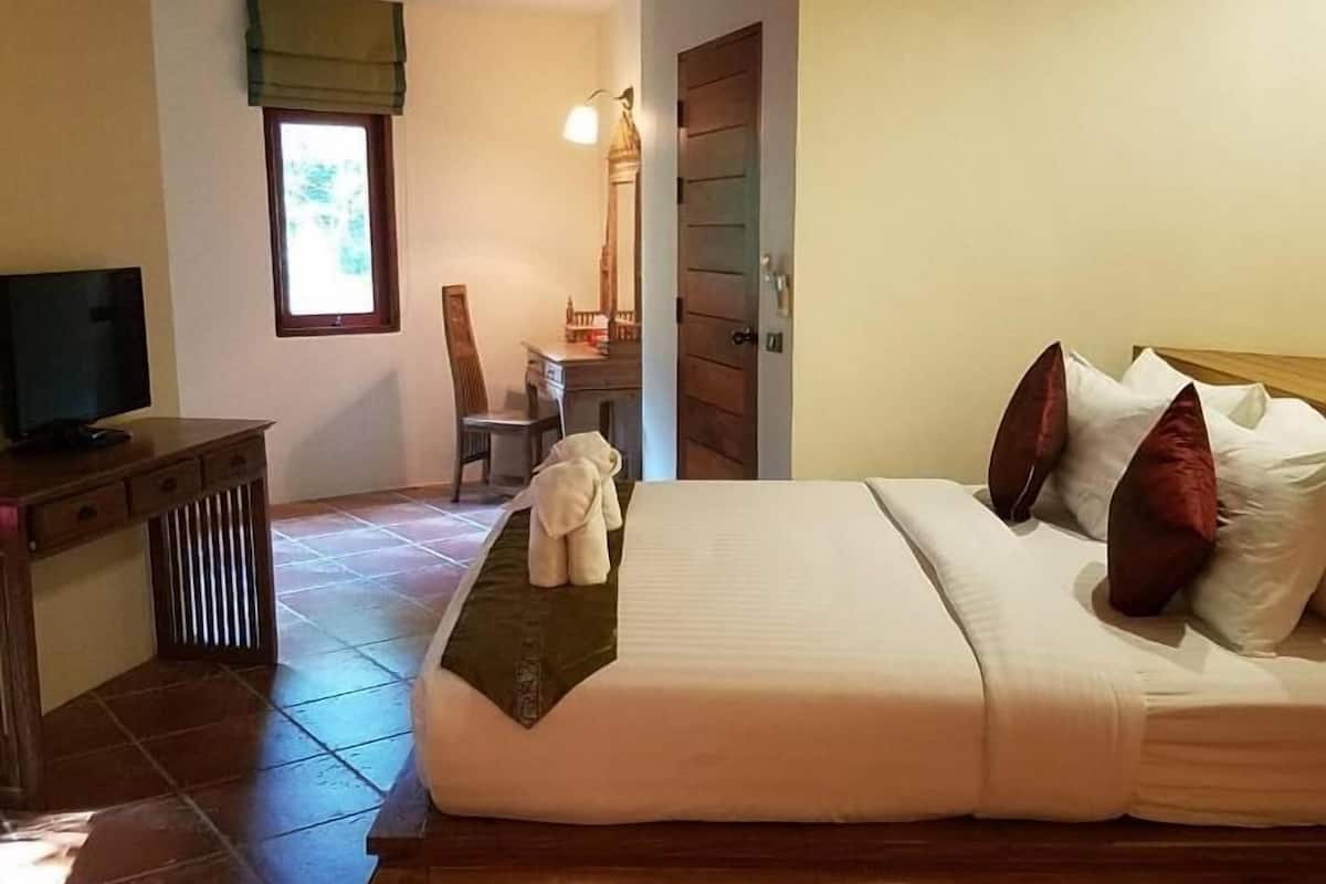 Minibar, värdeförvaringsskåp på rummet och skrivbord