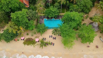 Outdoor pool, sun loungers