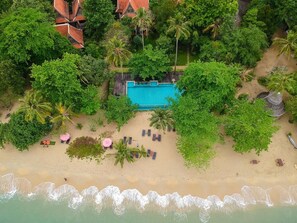 室外游泳池，日光浴躺椅
