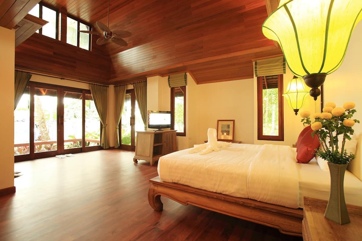 Minibar, värdeförvaringsskåp på rummet och skrivbord