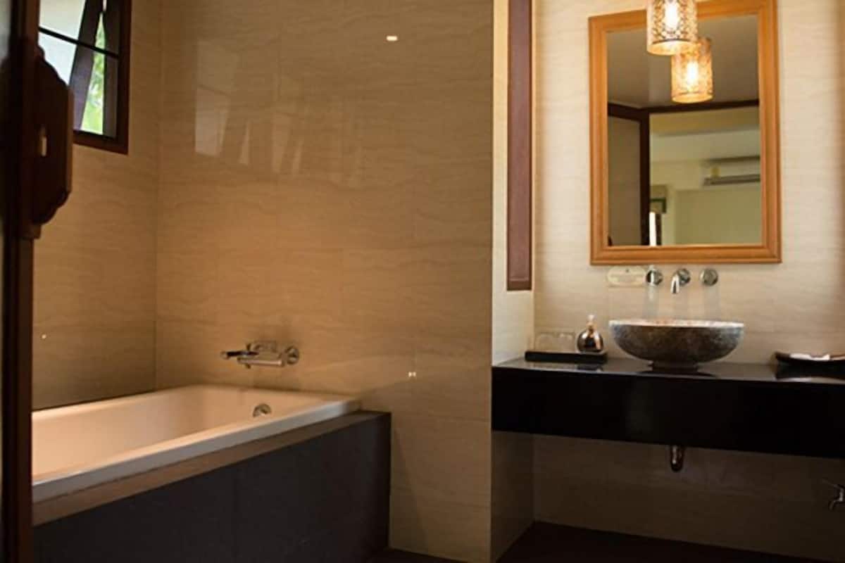 Salle de bain | Articles de toilette gratuits, sèche-cheveux, peignoirs, chaussons