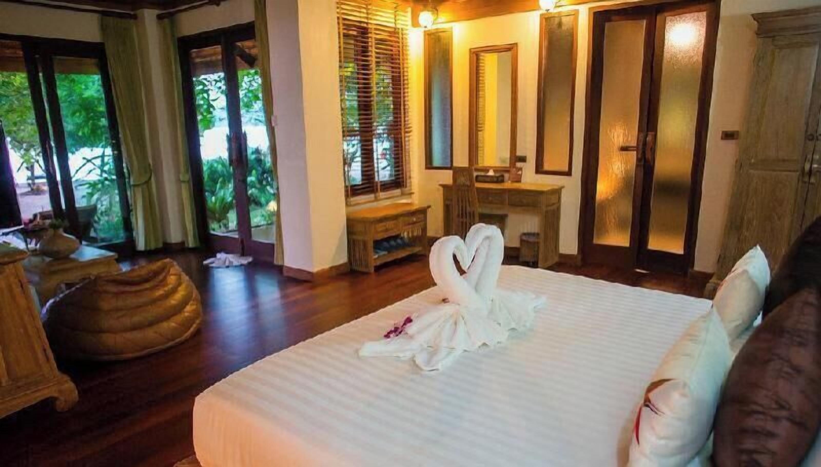 Minibar, Zimmersafe, Schreibtisch, Verdunkelungsvorhänge