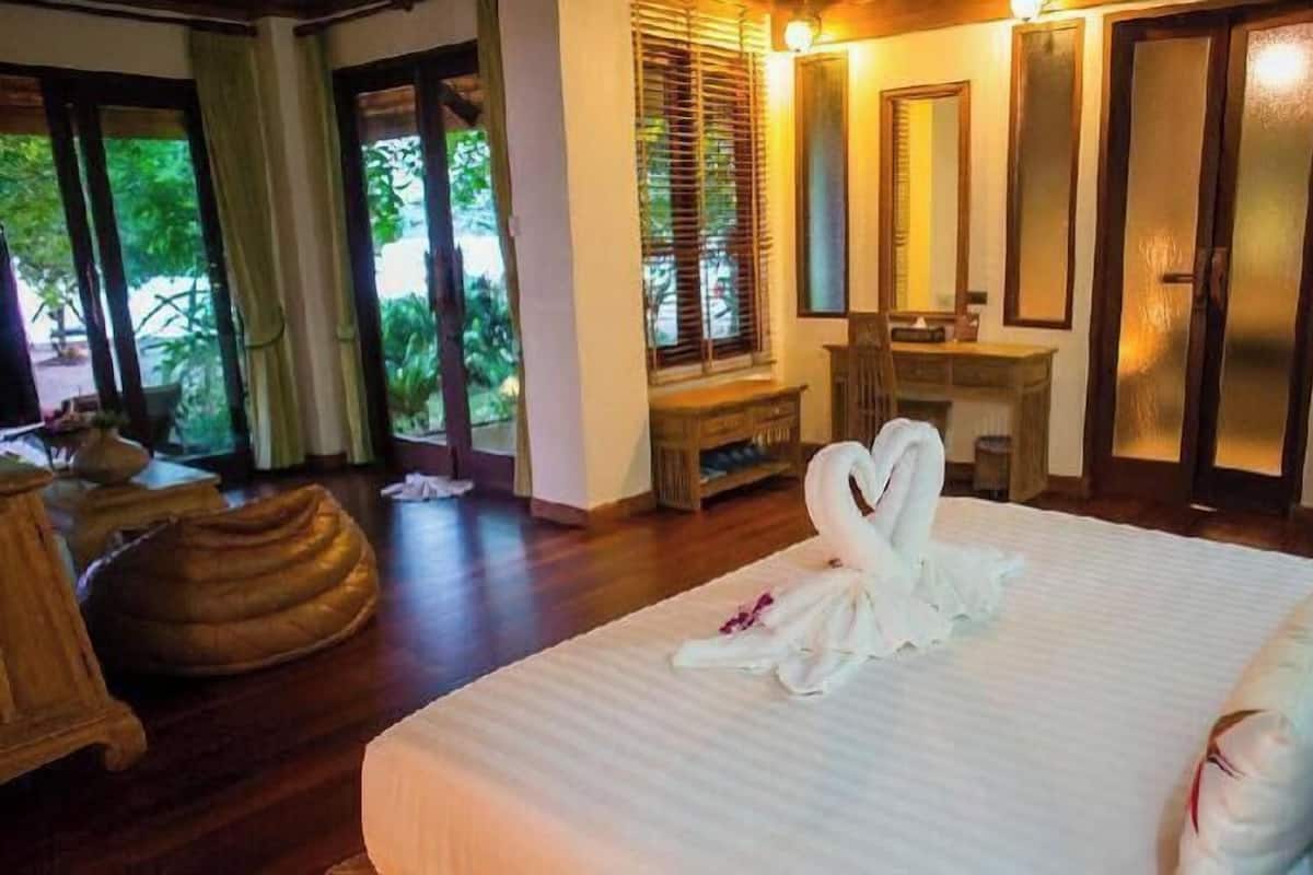 Minibar, värdeförvaringsskåp på rummet och skrivbord