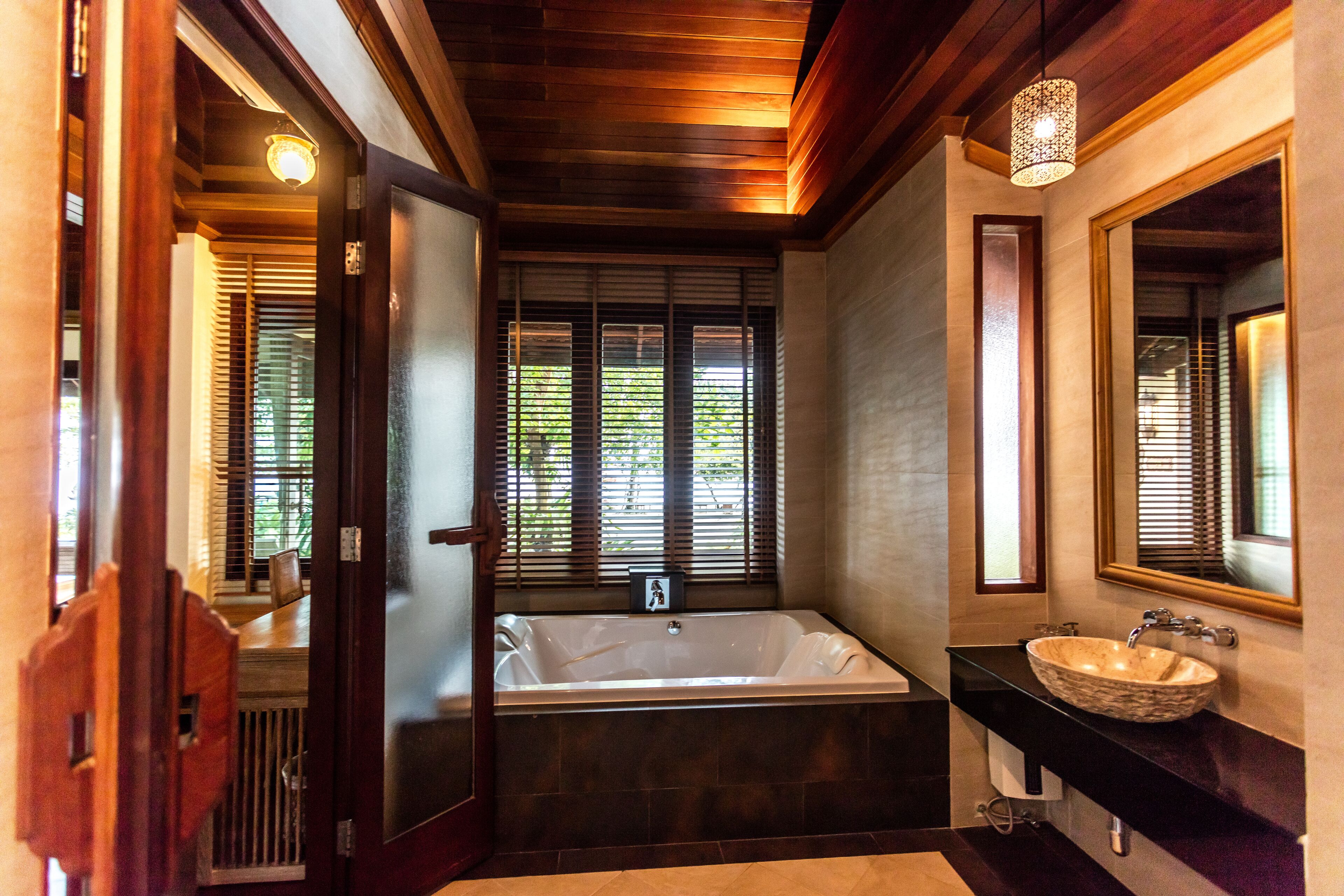 junior suite | bathroom | free toiletries, hair dryer, bathrobes, slippers