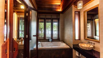 Junior Suite | Bathroom | Free toiletries, hair dryer, bathrobes, slippers