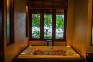 Beach Front Villa | Douche de la salle de bain