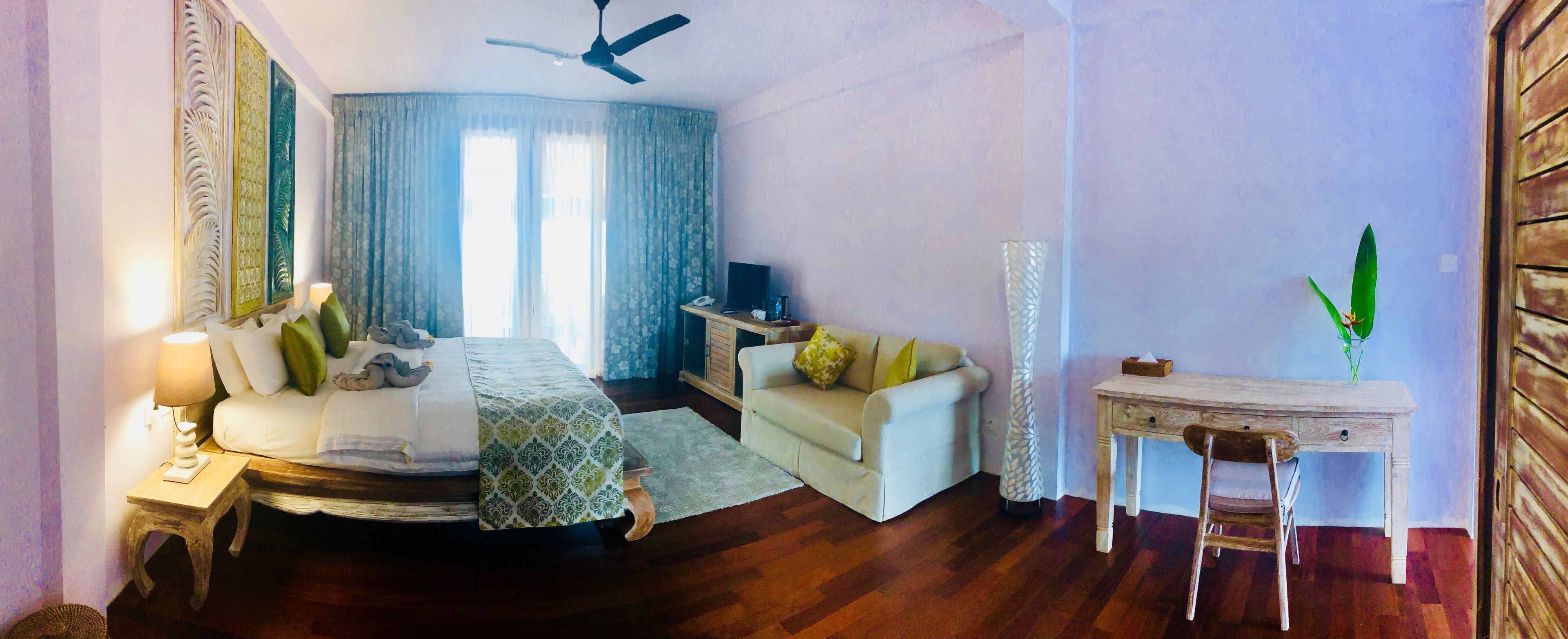 Een minibar, een kluis op de kamer, een bureau, gratis babybedden