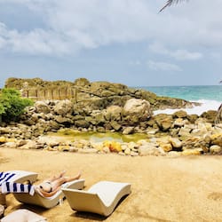 Trên bãi biển, ghế dài tắm nắng, dù trên bãi biển
