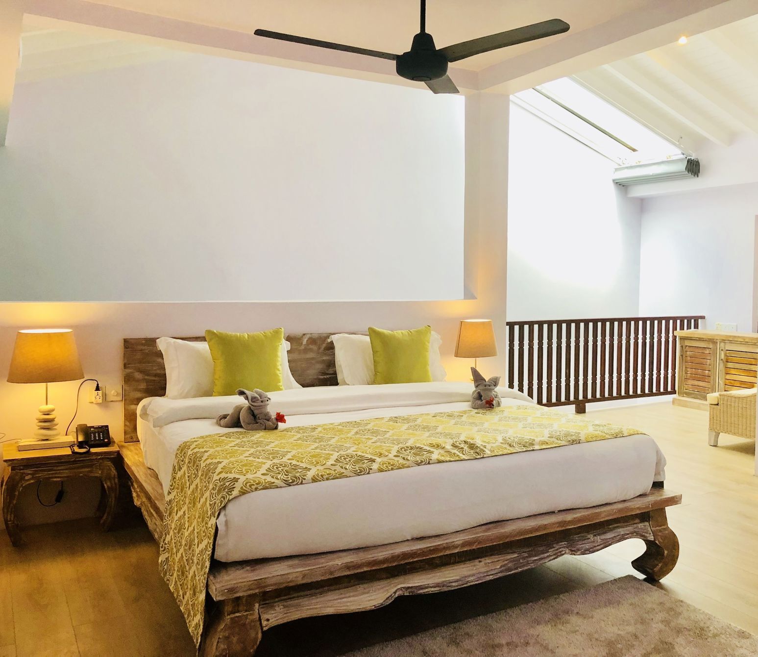 Een minibar, een kluis op de kamer, een bureau, gratis babybedden