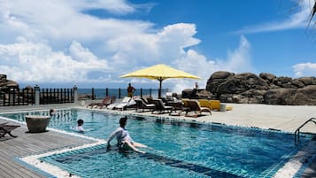 Piscine extérieure, chaises longues