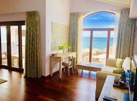 Deluxe Room | Minibar, in-room safe, desk, free cribs/infant beds